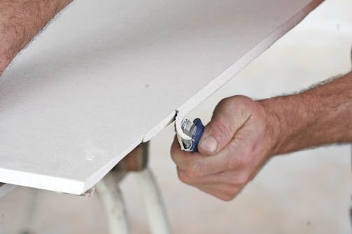 Slik skjæres gipsplater til: Til slutt rettes kanten opp med kniven eller med en spesiell gipshøvel, slik at bruddflaten blir helt jevn. Slik skjæres gipsplater til: Til slutt rettes kanten opp med kniven eller med en spesiell gipshøvel, slik at bruddflaten blir helt jevn.